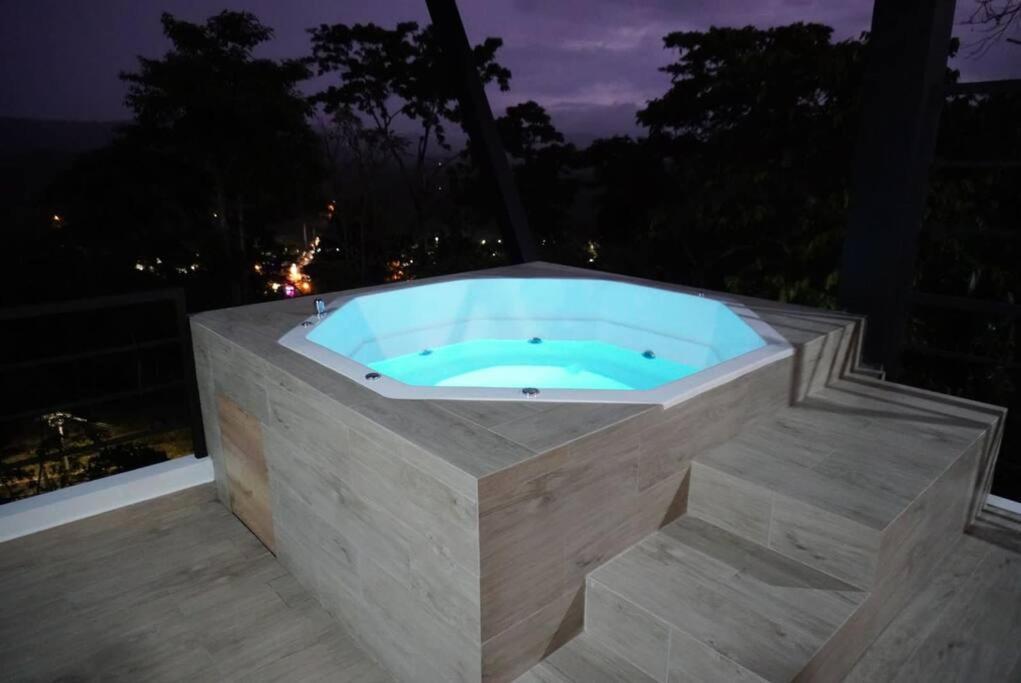 Suite Con Jacuzzi Y Vista Al Rio Napo 2 Planta Tena Exterior photo